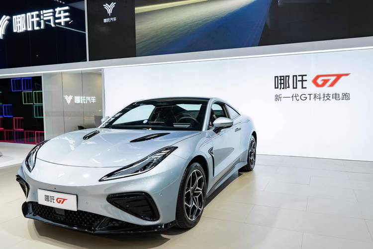 重庆90哪吒汽车在智能汽车领域的表现，领途汽车在新能源汽车市场中的影响力